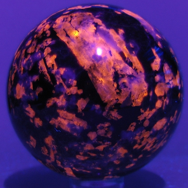 Eudialyte-Groenland-UV.jpg